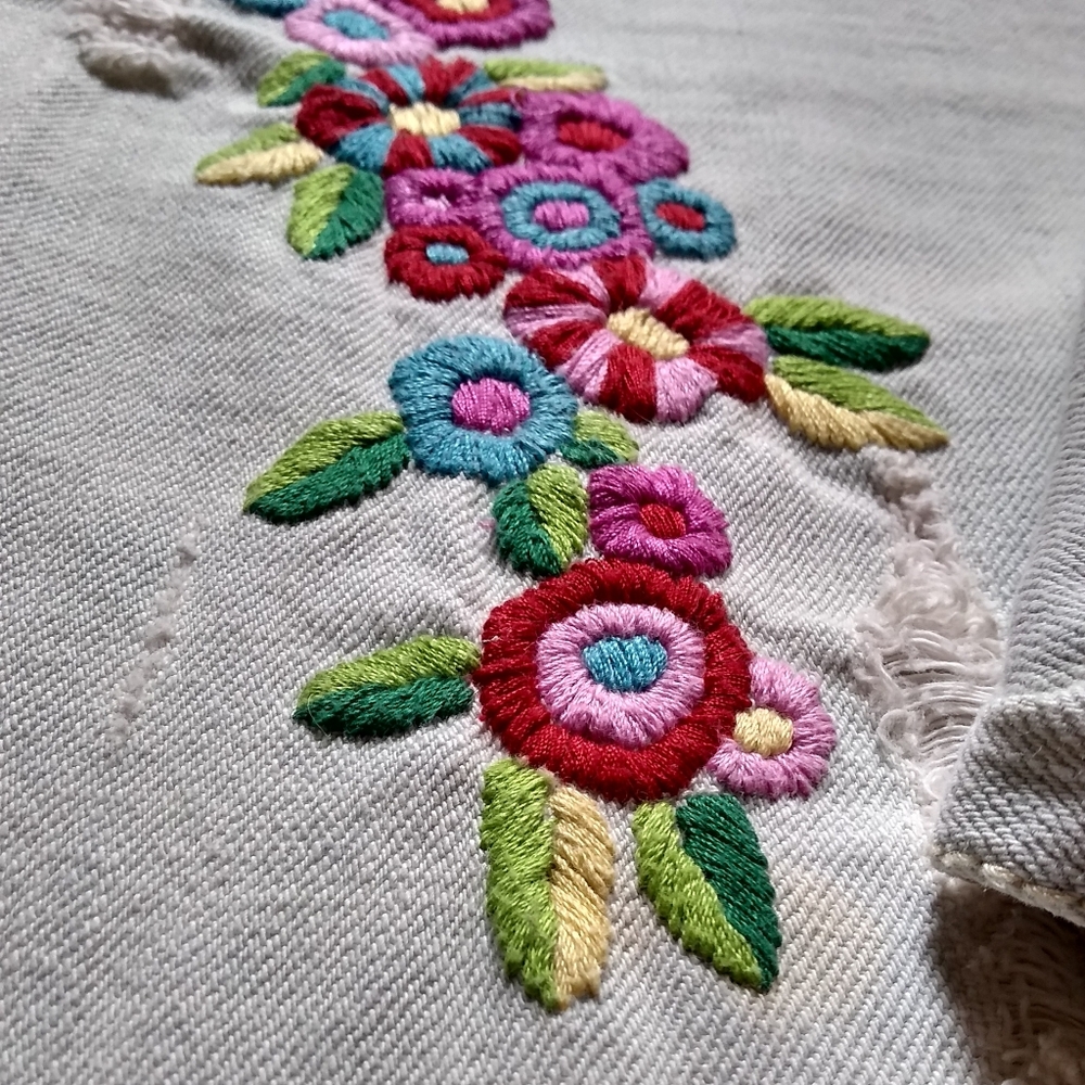 White Washed Jeans with Flowered Embroidery